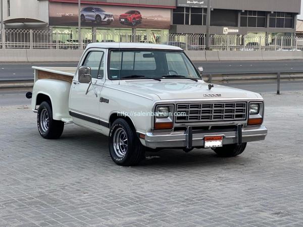 Dodge Ram 1985 (White/Beige)