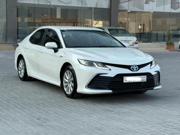 Toyota Camry LE Hybrid 2022 (White)