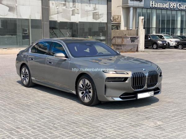 BMW 735i 2023 (Gold)